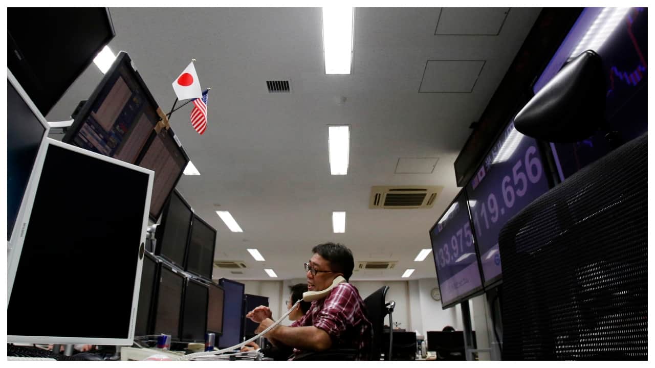 Safe haven yen under pressure as traders eye end to US shutdown Safe haven yen under pressure as traders eye end to US shutdown