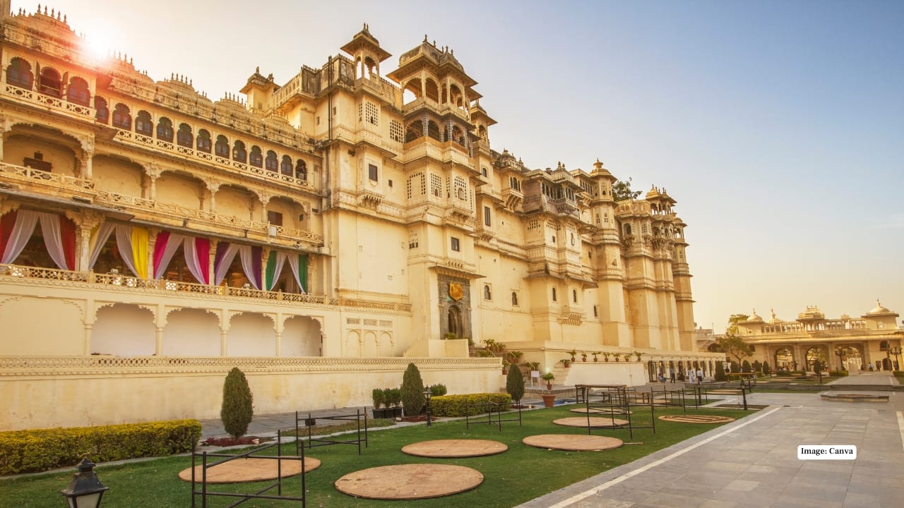 2. City Palace, Udaipur Overlooking the sparkling Lake Pichola, Udaipur’s City Palace offers a romantic and majestic setting. With intricately carved interiors, private ghats, and breathtaking lake views, it’s a top choice for fairy-tale weddings.