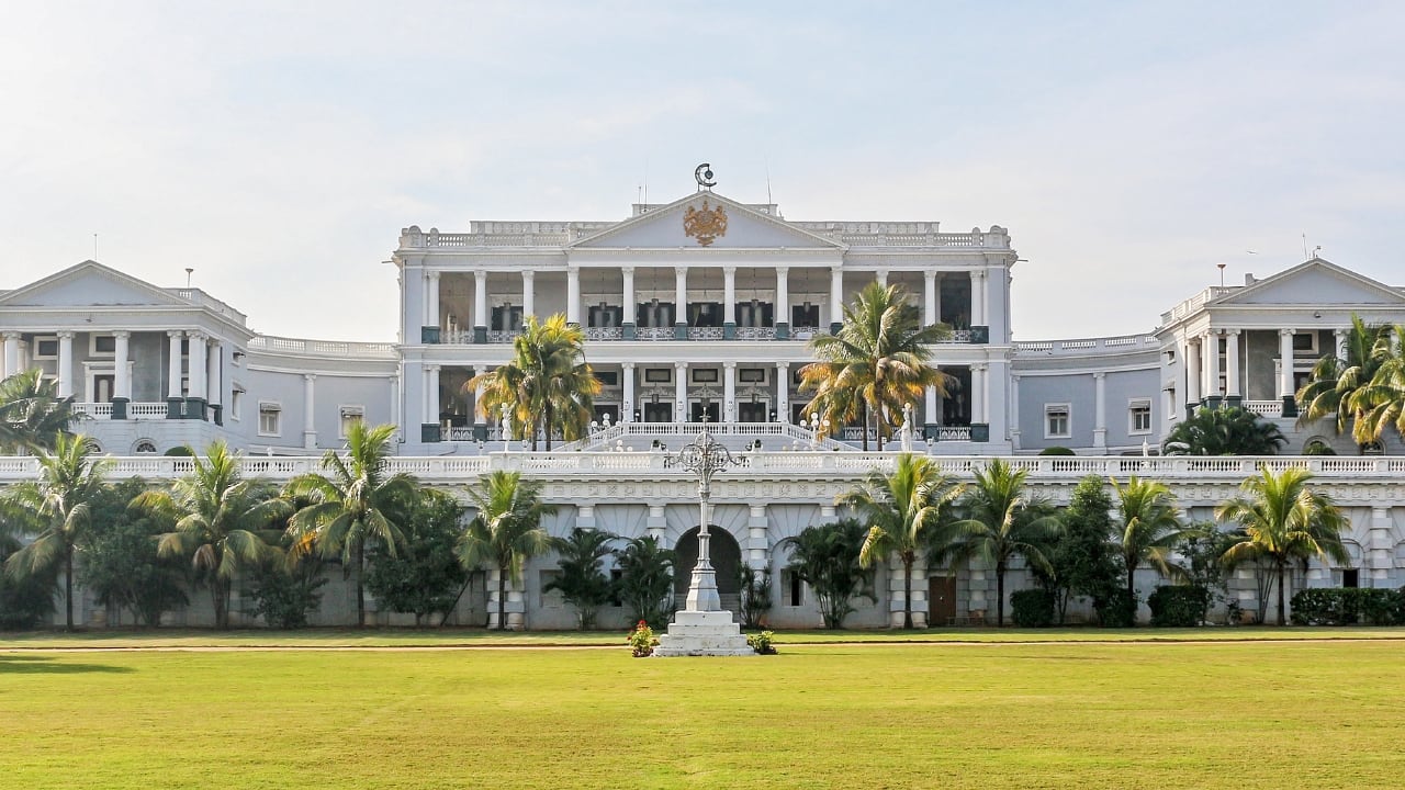 3. Taj Falaknuma Palace, Hyderabad Perched atop a hill, this Nizam-era palace is the definition of grandeur. Guests can arrive via horse-drawn carriages, while royal dining halls and sparkling chandeliers create a cinematic wedding experience.