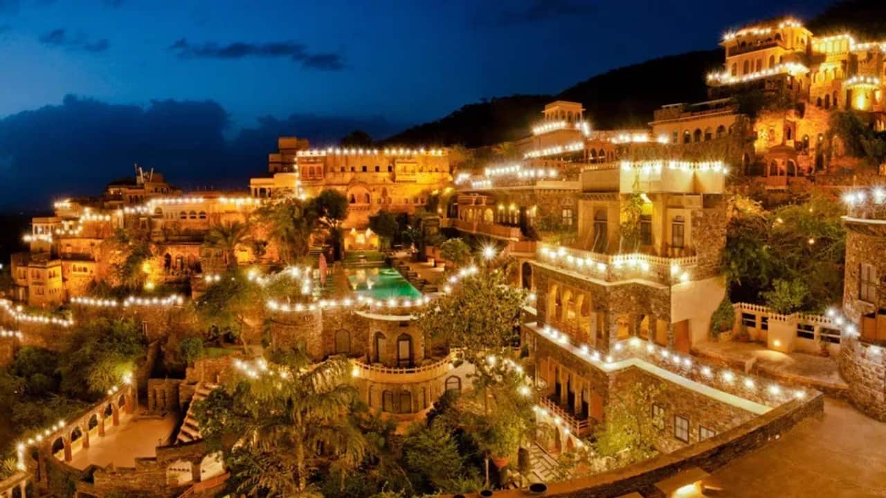 5. Neemrana Fort Palace, Alwar A 15th-century fortress with tiered courtyards and hilltop charm, Neemrana Fort Palace is perfect for intimate weddings. Its historic ambience and stunning views make it a favourite for couples seeking grandeur with character.