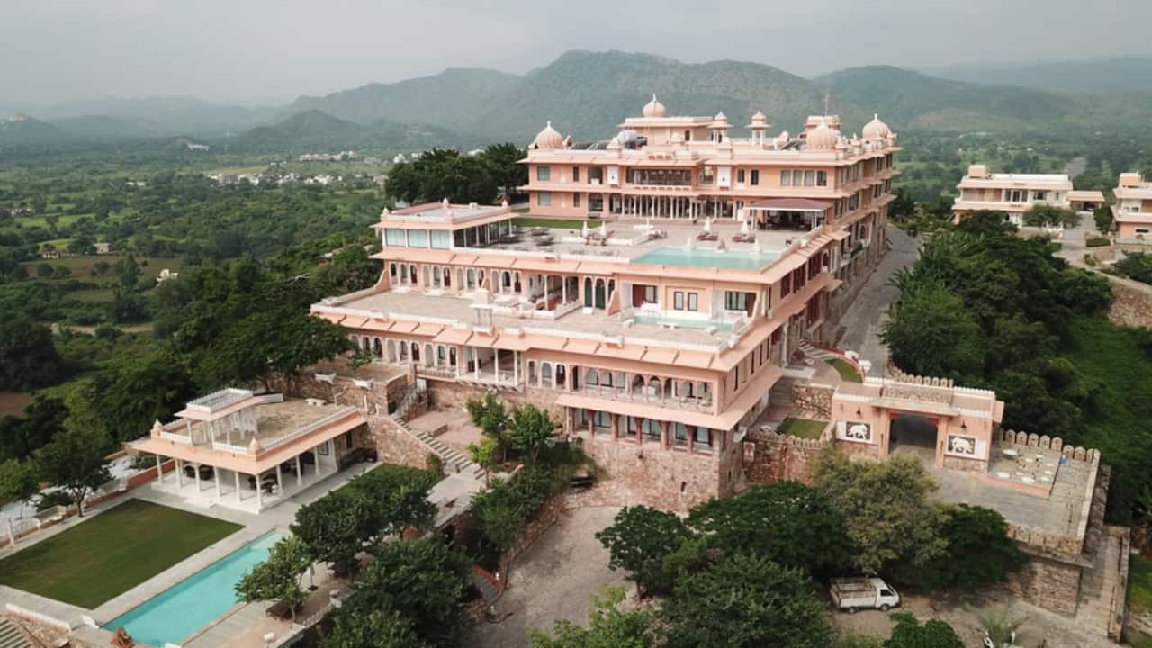 7. Fateh Garh, Udaipur Overlooking the city from its hilltop perch, Fateh Garh offers panoramic views, Rajput-style architecture, and exclusivity. Its eco-conscious design and heritage charm make it a hidden gem for luxury weddings.