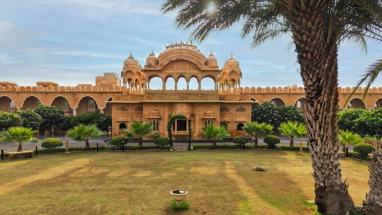 8. Fort Rajwada, Jaisalmer Nestled in the golden deserts, Fort Rajwada recreates the magic of 17th-century Rajasthan. Sandstone courtyards, regal décor, and desert landscapes set the perfect stage for a majestic royal celebration.
