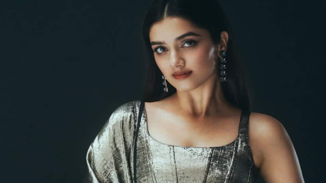 Elegant Ethnicity Bhagyashri likes Indian materials, hence she wears this traditional Indian clothing. With her bindi, flowing dupatta, and peaceful face, she looks great.