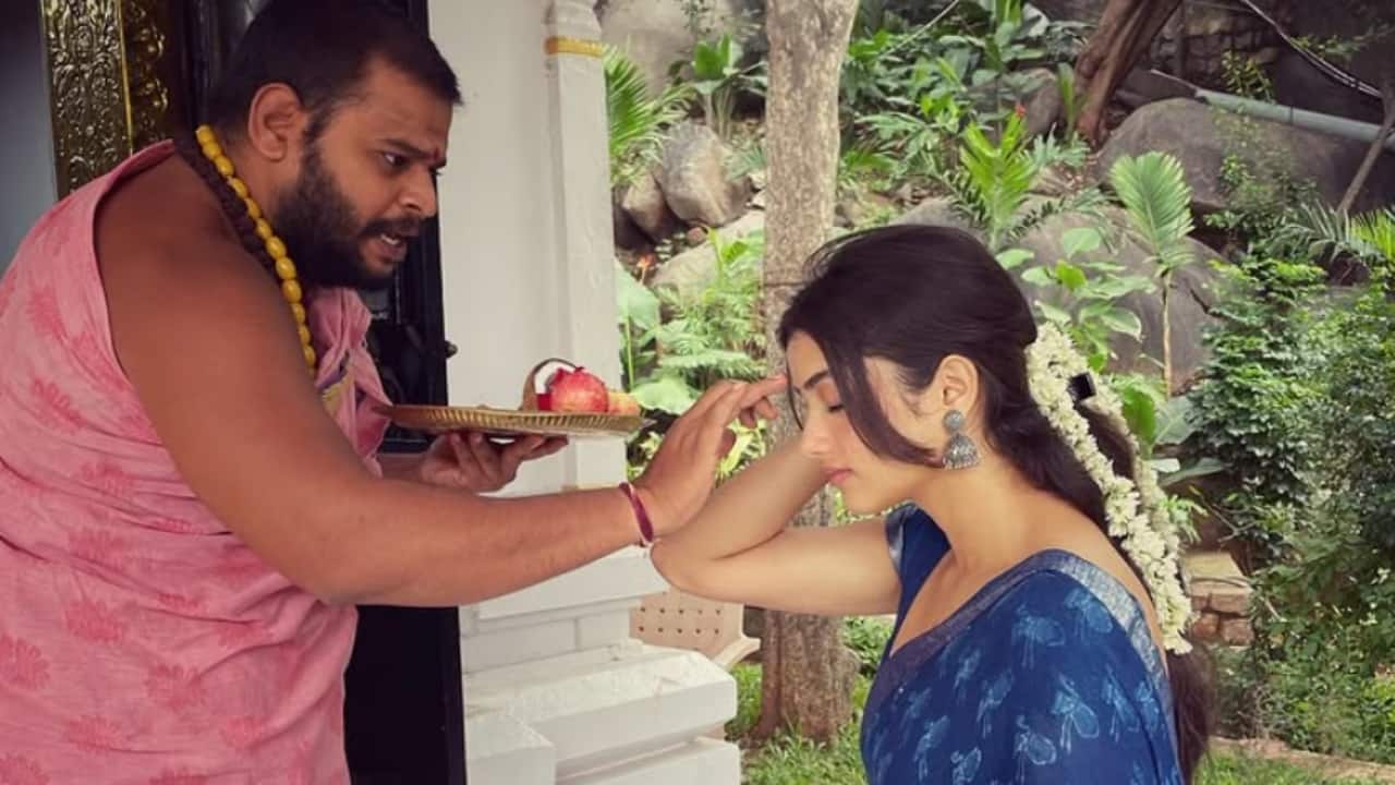 The Girl Who Lives Next Door This selfie of Bhagyashri sans makeup shows how pretty and fresh she is. People might like her because she is smart, honest, and real.