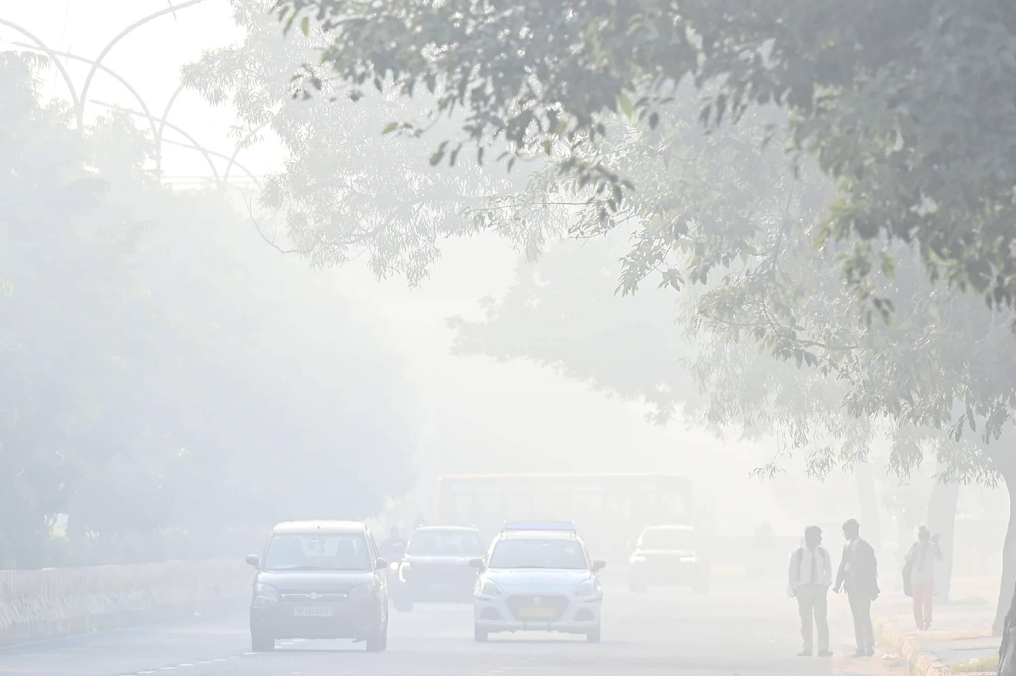 Delhi air shows mild improvement; Delhi AQI at 399, one point below ‘severe’