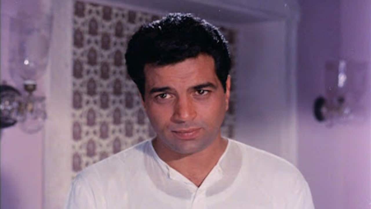 Satyakam (1969) - It is often termed as his finest performance. As an idealistic man trying to stay honest in a corrupt world, Dharmendra delivered raw sincerity and emotional power. The industry still cites this as proof of his acting range.