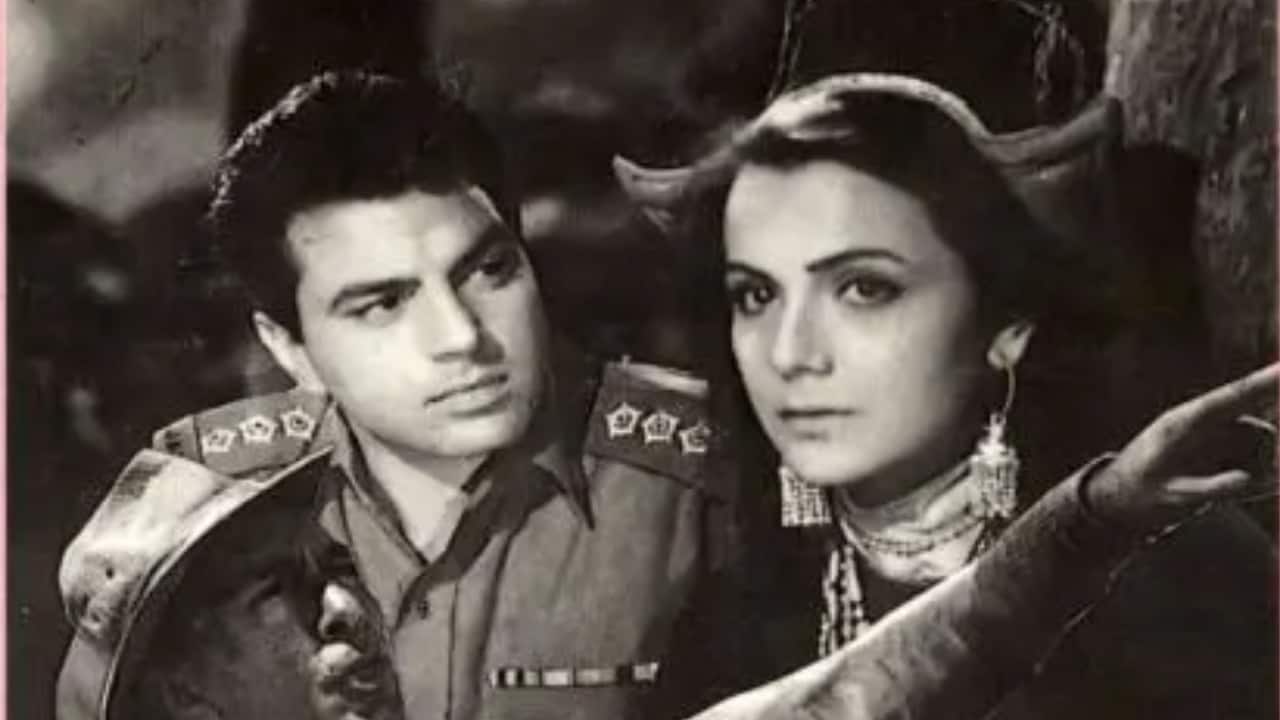 Haqeeqat (1964) - An early performance that showed his strength as a serious actor. Playing a soldier in one of India’s first major war films, he captured both courage and heartbreak with restraint.