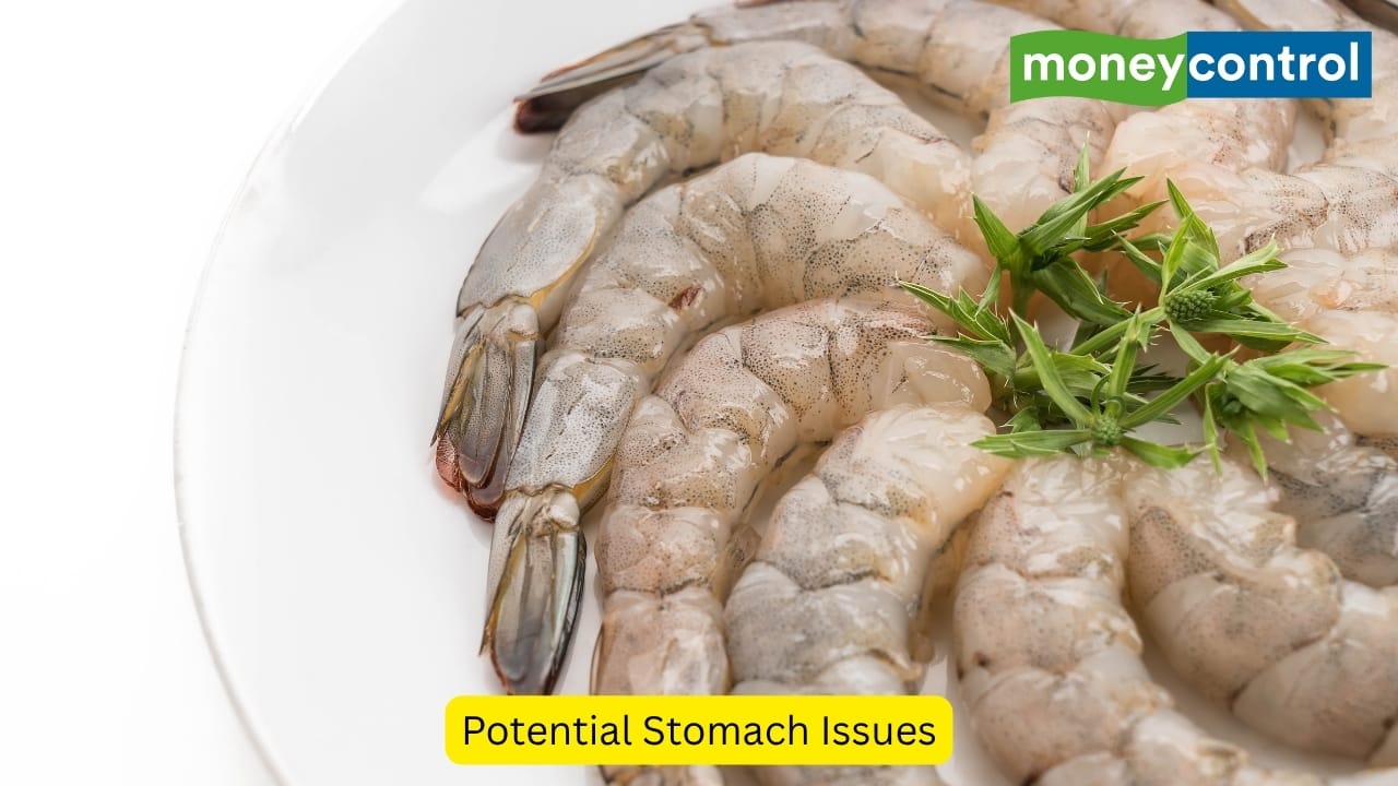 Potential Stomach Issues People with delicate digestion or mild seafood sensitivities might feel bloated, gassy, or queasy after eating shrimp that hasn't been cleaned. These reactions don't happen often, but they're more likely in folks with weaker stomachs or those who tend to have gut problems. (Image: Canva) Potential Stomach Issues People with delicate digestion or mild seafood sensitivities might feel bloated, gassy, or queasy after eating shrimp that hasn't been cleaned. These reactions don't happen often, but they're more likely in folks with weaker stomachs or those who tend to have gut problems. (Image: Canva)