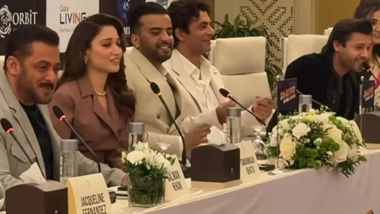 Salman Khan vibes to Stebin Ben’s Oo Jaane Jaana live at Qatar Press Meet