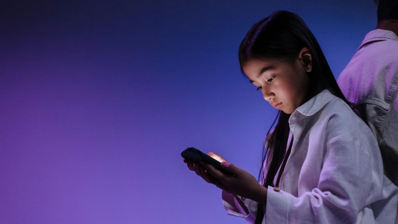 Does your child spend too much time on screens? 6 effective ways to deal with it