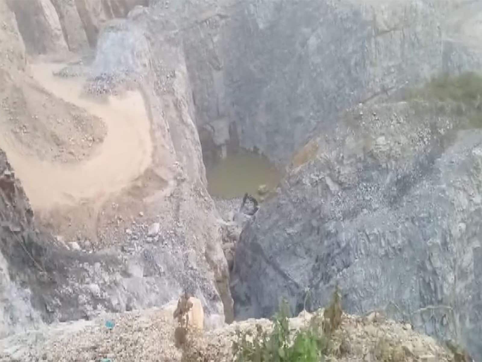 UP: 15 feared trapped, one dead as stone mine collapses in Sonbhadra UP: 15 feared trapped, one dead as stone mine collapses in Sonbhadra