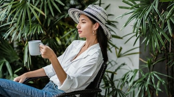 How to wear a white shirt: Wear it with jeans for an easy brunch look, tuck it into a skirt for work, or layer it under a blazer when you need quick polish. A slightly oversized cut feels modern without trying too hard (Image: Pexels)