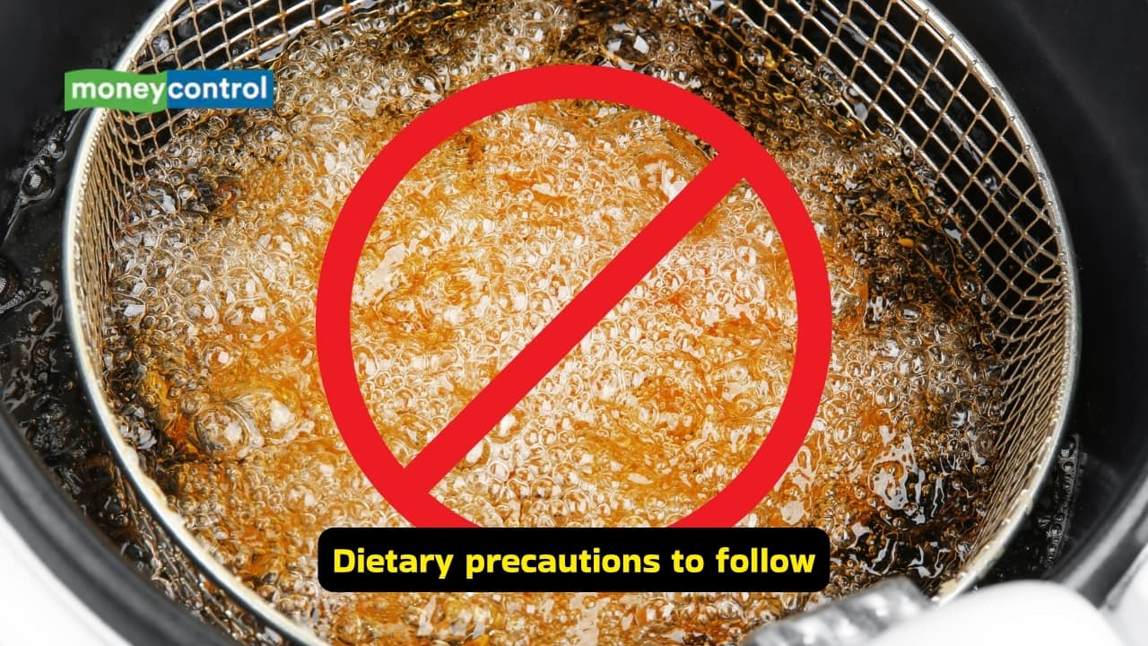 <strong>Dietary precautions to follow</strong><br />Small frequent meals and bland foods can aid in promoting recovery. Sugary drinks may be avoided and fried items can be kept at bay for a few days until one returns to good health. The symptoms may be relieved by steam inhalation and warm saline gargles.