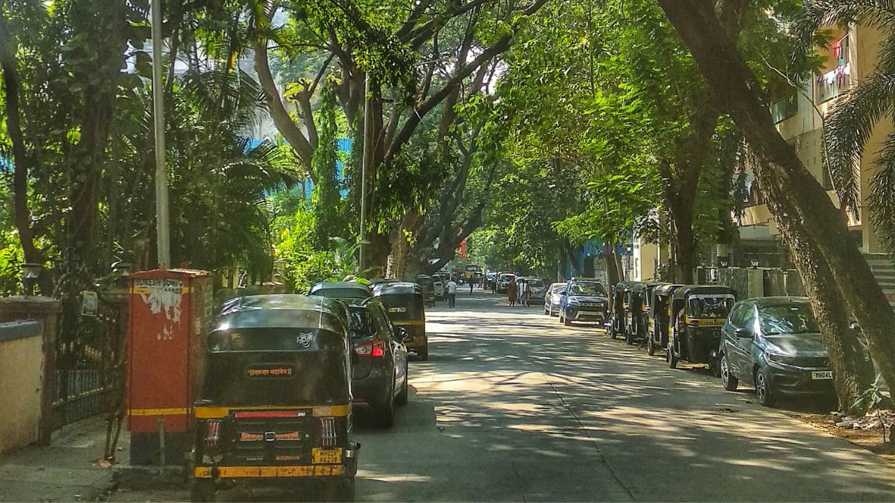The absence of vehicles has caused immense hardship for Mumbaikars. Those autorickshaws and taxis that were operating, often using limited reserve CNG or petrol, were in high demand. (Photo: X)