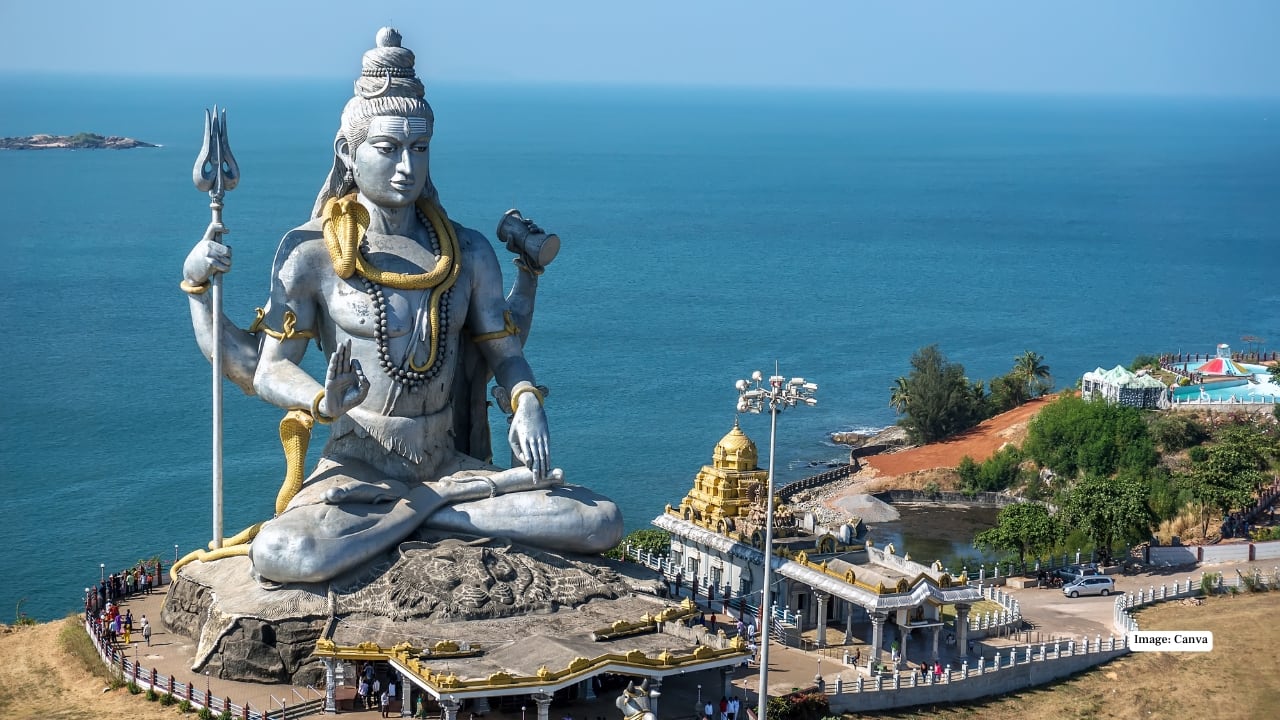 <strong>7. Murudeshwar, Karnataka – Spiritual Shores</strong><br />Murudeshwar merges spirituality with scenic beauty. Admire the towering Shiva statue, relax on golden sands, and take adventurous boat rides to Netrani Island. A mix of culture, leisure, and thrill makes it an ideal coastal escape for both relaxation and exploration.