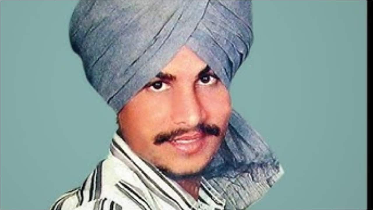 Punjab has seen its share of heartbreak too. Amar Singh Chamkila remains a cultural force even decades after his death. Alongside his wife and singing partner Amarjot Kaur, Chamkila performed songs rooted in lived reality — love, class, everyday struggles, and Punjab’s social tensions. Their murder in 1988, carried out in broad daylight as they stepped out of a concert venue, ended two extraordinary lives at their peak. They were young, bold, and rewriting Punjabi pop culture when it all stopped.