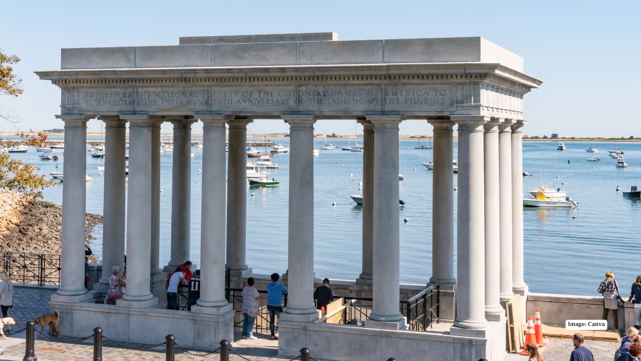 2. Plymouth, Massachusetts – A Taste of History Step back to where it all began. Plymouth lets travelers walk in the footsteps of the first Thanksgiving, with historic reenactments, harvest festivals, and traditional feasts. Cobblestone streets and charming harbor views make it a quintessential autumn escape steeped in tradition.