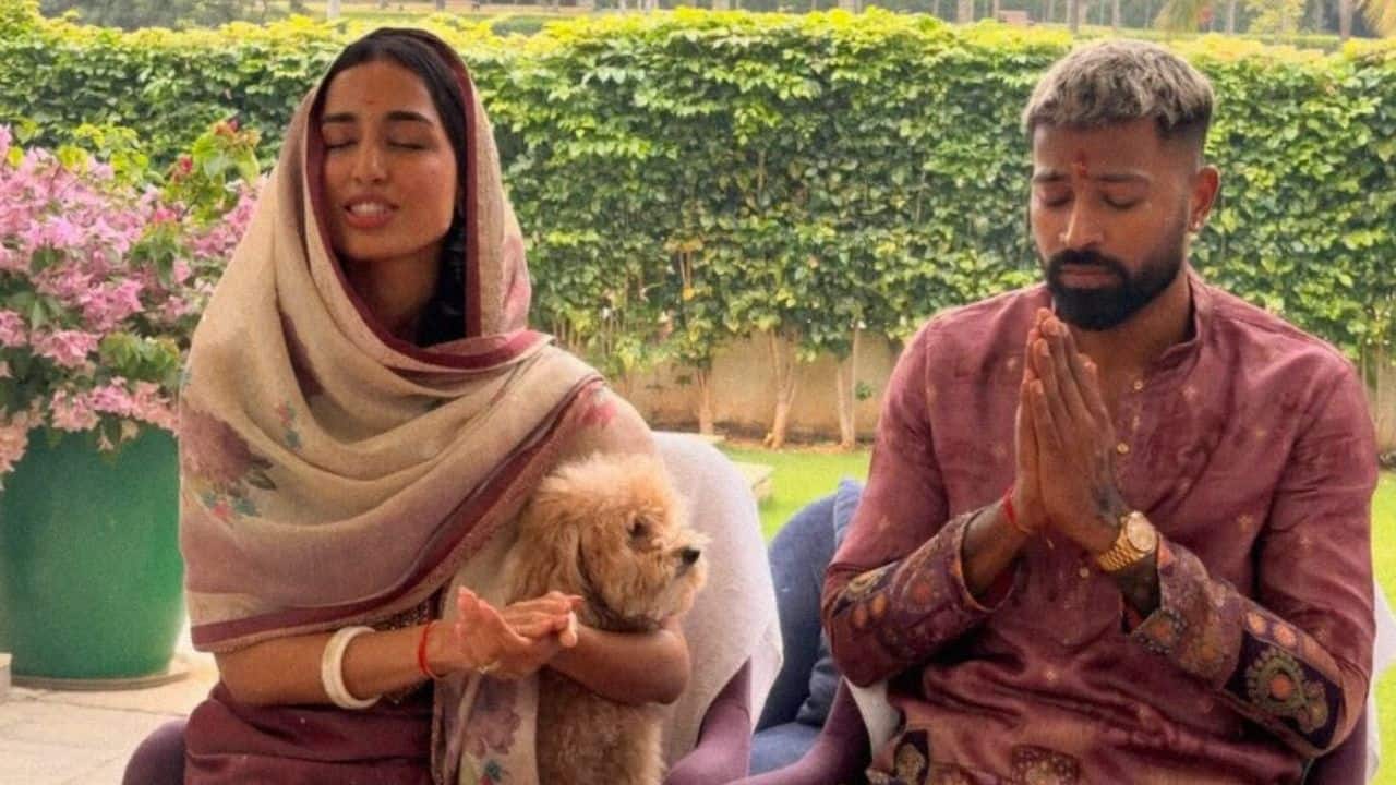 Hardik Pandya performs Hanuman puja with girlfriend Mahieka Sharma, kisses her in latest pics