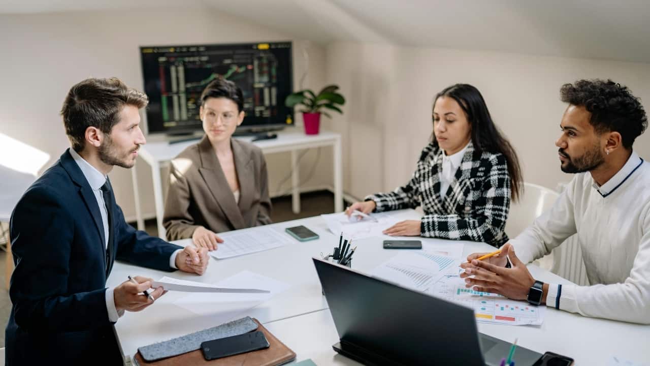 5 situations where staying silent is the wisest choice, according to psychology