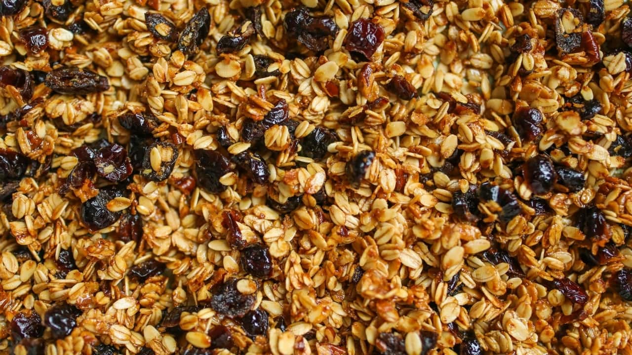 French biochemist warns against consuming store-bought granolas; shares healthy homemade recipe