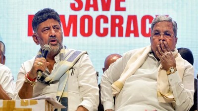 Karnataka CM Siddaramaiah (right) with his deputy DK Shivakumar (left) in Bengaluru. (File photo)
