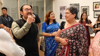 Aamir Khan visits Reena Dutta art exhibition