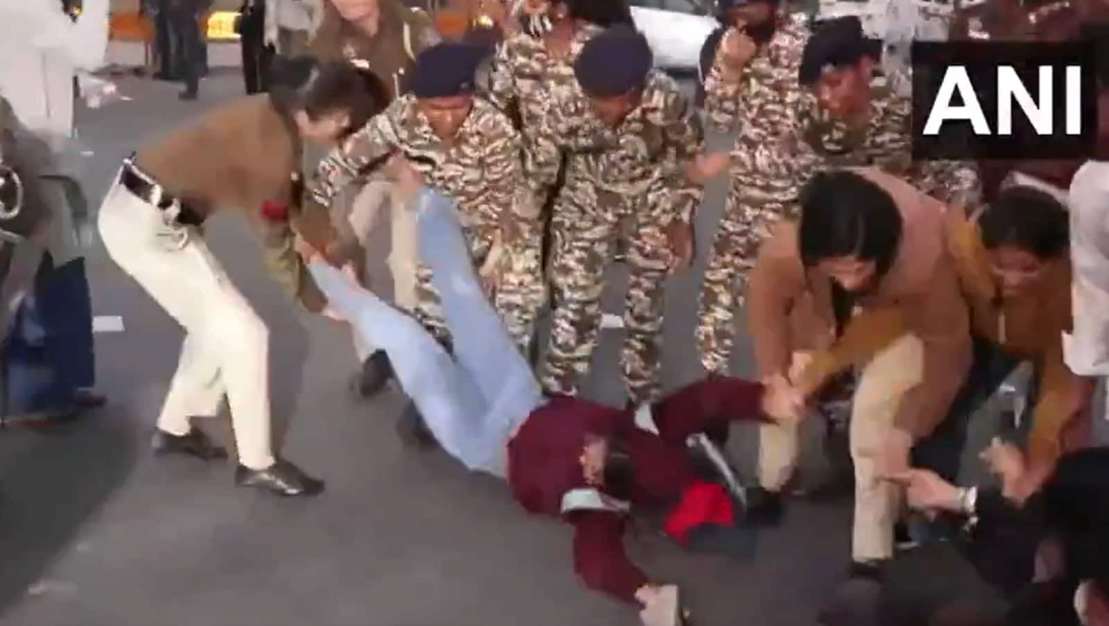 Delhi AQI hits 397; chilli spray used on police during Sunday protest over toxic air