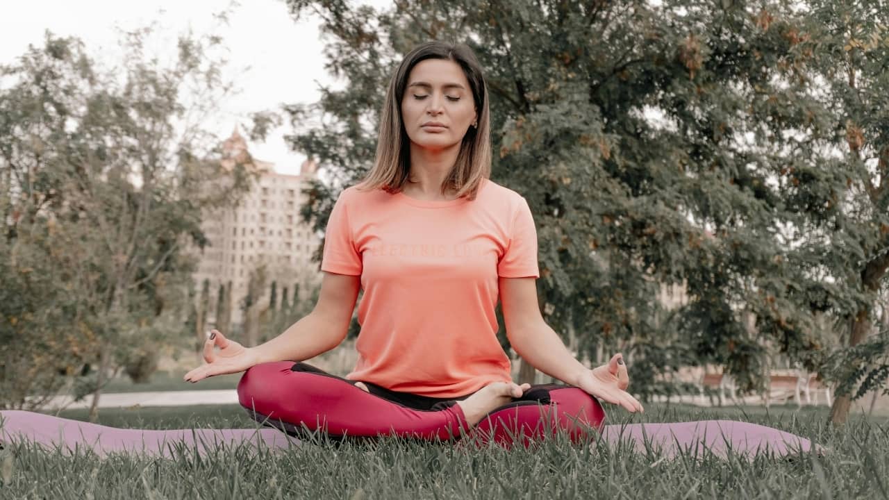 How to ground yourself during a panic attack, according to mental health professional