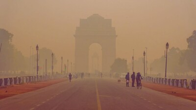A thick haze was reported in areas including Ghazipur, the ITO area, and Anand Vihar, where visibility remained severely low