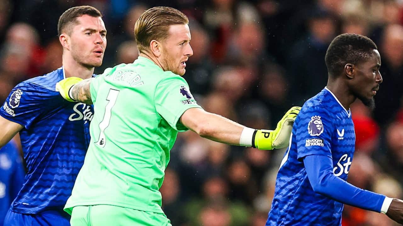 What made the situation even more surreal was how quickly it escalated. A sloppy pass from Gueye handed Bruno Fernandes a golden chance to put United ahead, but the Portuguese midfielder dragged his shot wide. Keane confronted Gueye over the error, and after a brief exchange, Gueye responded with a slap to Keane’s face. Referee Tony Harrington had no hesitation in reaching for the red card, making Gueye the first Premier League player in 17 years to be dismissed for violent conduct against his own teammate. (Photo: X)