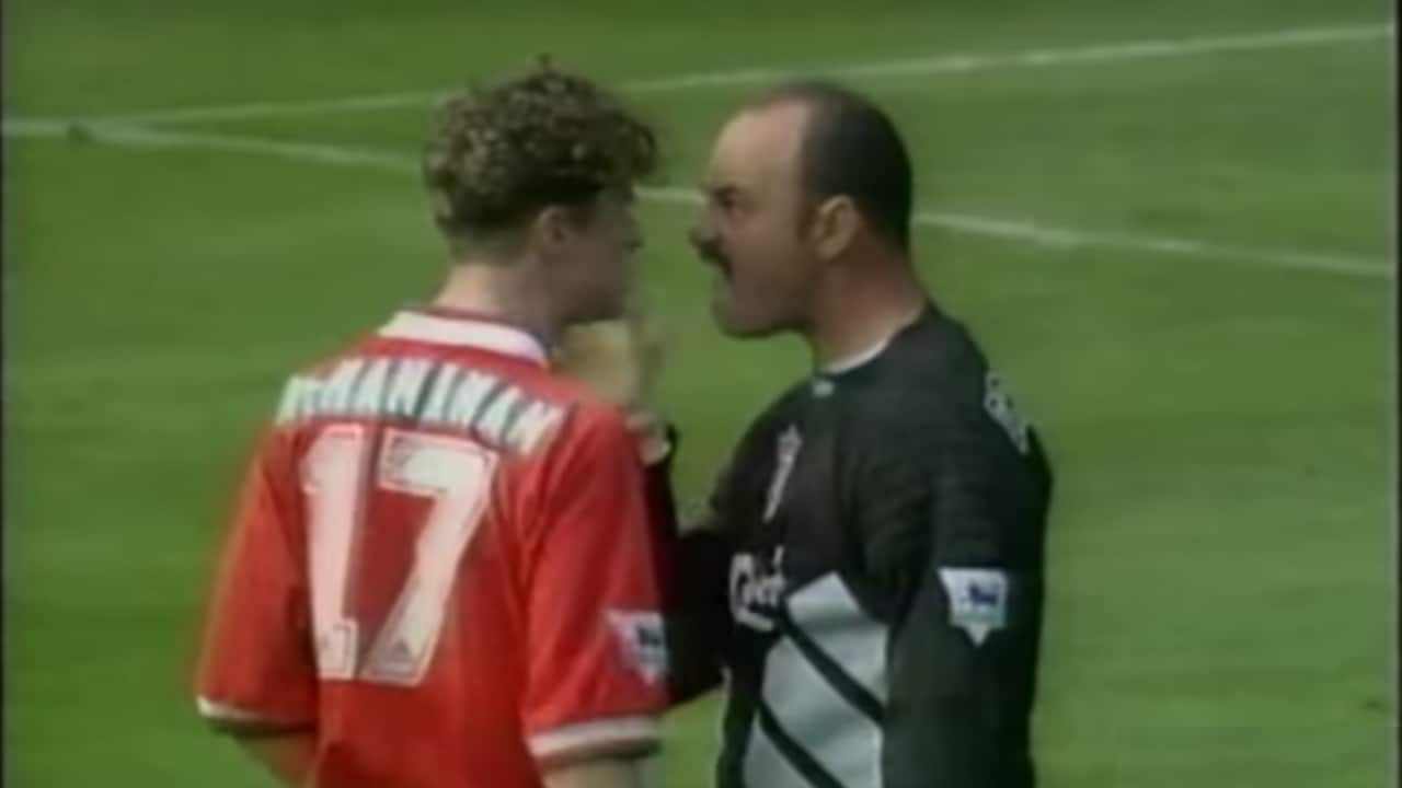 Bruce Grobbelaar and Steve McManaman (Liverpool, 1993) - Liverpool’s Merseyside derby had its own remarkable moment when goalkeeper Bruce Grobbelaar grabbed and shoved teammate Steve McManaman after a misunderstood clearance. The confrontation stopped short of a strike, and the referee opted not to intervene. Even without cards, the scene became a defining snapshot of internal tensions during a turbulent period for the club. (Photo: X)