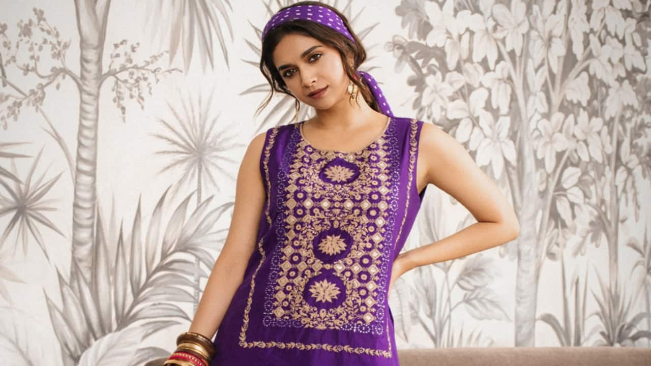 <strong>Things that tell a story</strong><br />Keerthy contributed to the bohemian appearance by picking out the right accessories. The costume looks more interesting and full with a stack of bangles in different tones of brown, gold, and beige. Sangeeta Boochra's spectacular earrings lend a subtle ethnic touch to the attire without becoming too much. She used dark-toned flats from her own collection to round off the appearance. This was an easy and useful touch that went well with her relaxed approach.