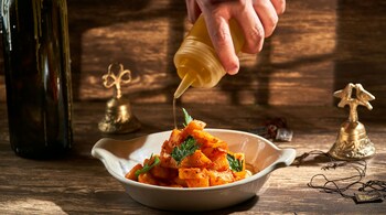 Cooking has become an aesthetic exam that never ends: colours must pop, textures must speak, aromas must behave like shy philosophers, and every dish must look like a million bucks in social posts. (Photo credit: Willians Photography via Pexels)