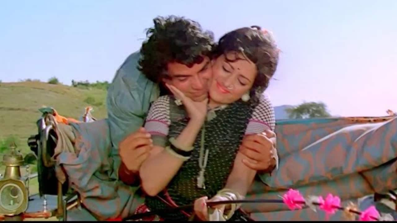 When Dharmendra paid Rs 20 to spot boys for extra hugs with Hema Malini, Ramesh Sippy says, 'he had plenty of time to romance'