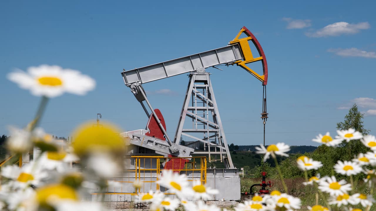 Iran war spurs a surge in stock sales from US shale companies