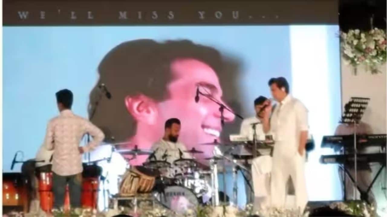 Dharmendra's prayer meet: Sonu Nigam delivers soulful tribute as Bollywood pays respects