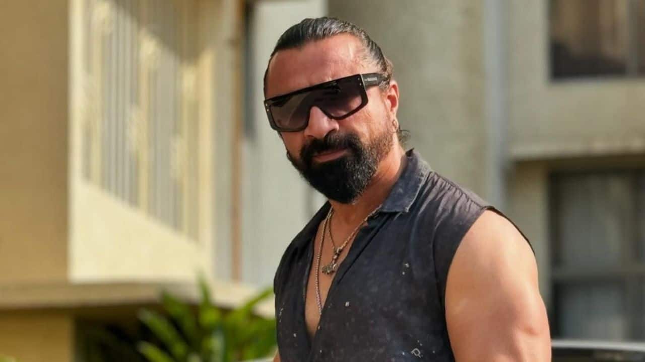 Ajaz Khan <br /> In Season 7, he had a fierce altercation with Ali Quli Mirza and even strangled him, which resulted in his eviction.