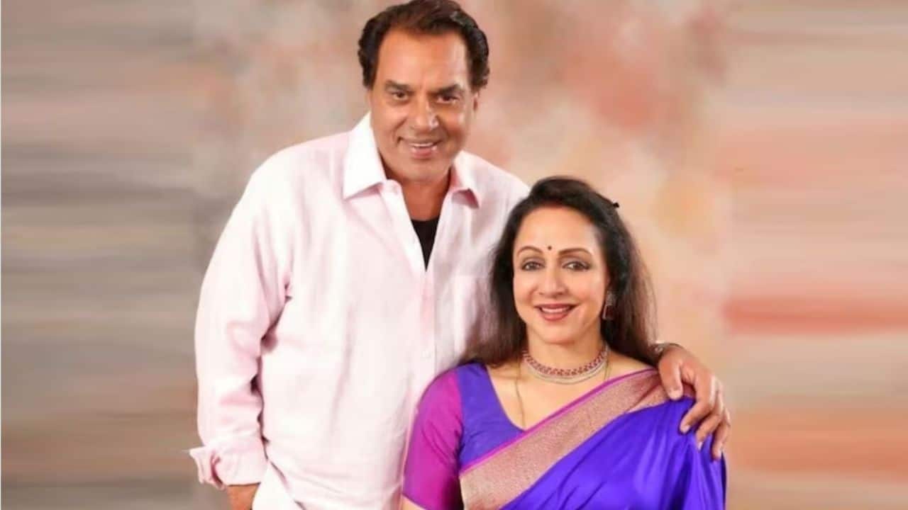When Dharmendra blushed after watching Hema Malini perform on stage: Watch video
