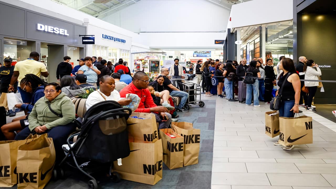 Black Friday sales rise, signaling US consumers’ resilience