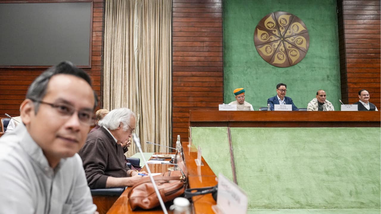 সংসদের সংক্ষিপ্ততম শীতকালীন অধিবেশনের আগে বিরোধীরা সর্বদলীয় বৈঠক ডেকেছে, সরকার 14 টি বিলের তালিকা করেছে