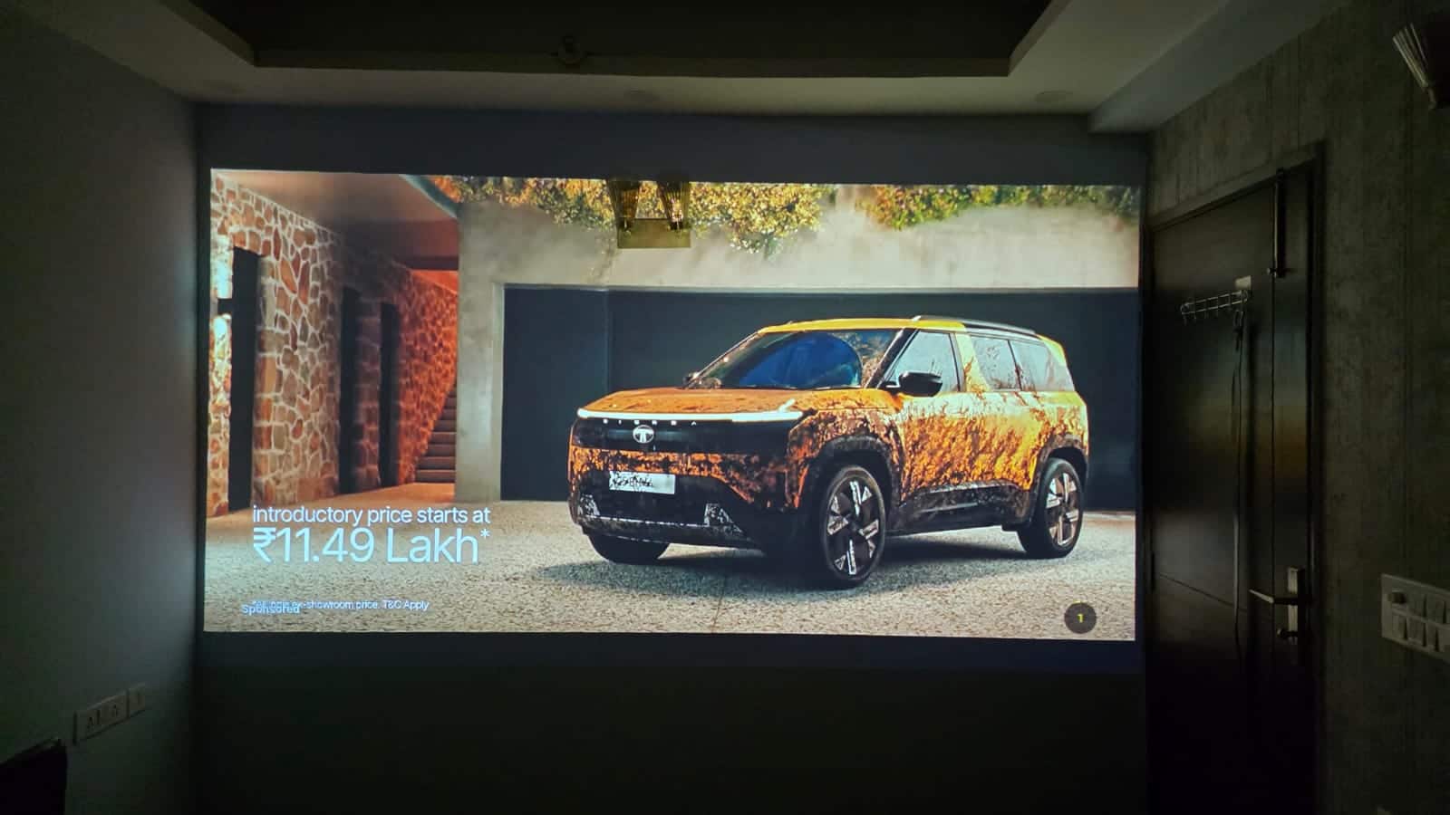 Epson EpiqVision Mini EF22 projector