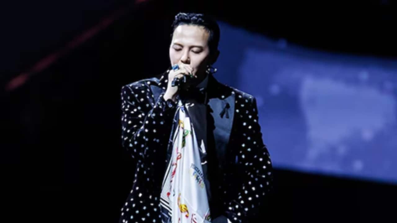 G-Dragon reacts with 'thumbs down' on MAMAs post; fans speculate he’s upset about his controversial performance