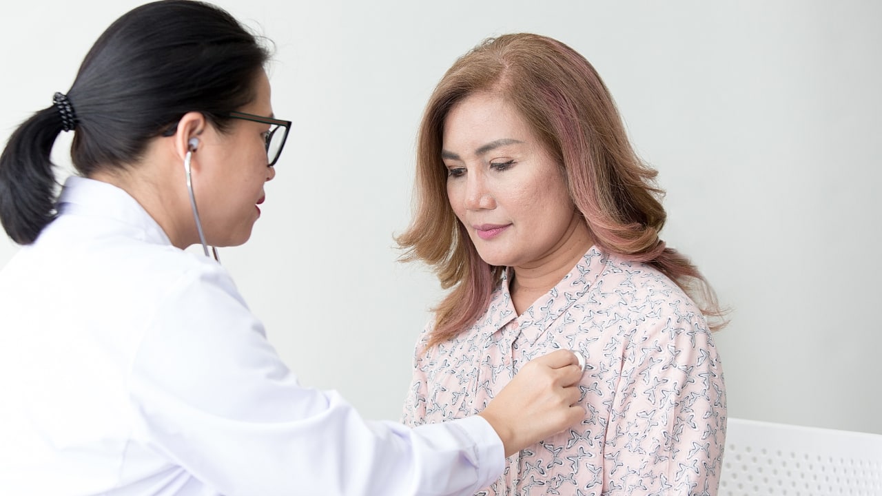 <strong>Clinical examination findings</strong><br />On examination, the healthcare provider may notice signs like prolonged expiration and use of accessory muscles while breathing, like the sternocleidomastoid. Reduced breath sounds on auscultation and hyper-resonance on percussion are common. (Picture Credit: Canva)