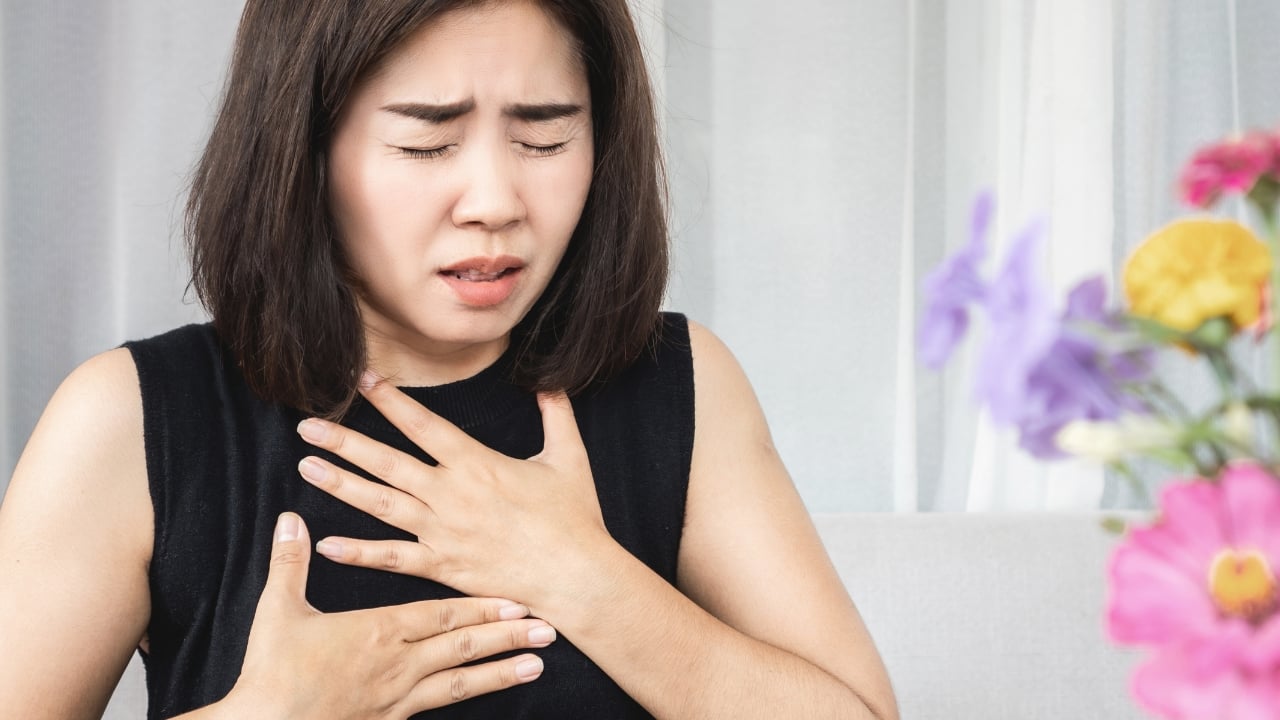 <strong>Characteristic respiratory symptoms</strong><br />Breathlessness occurs after performing a physical activity, like climbing stairs. The persons may also experience wheezing and a feeling of tightness in the chest intermittently. These symptoms usually develop over the course of a few years, and the quality of life is affected. (Picture Credit: Canva)