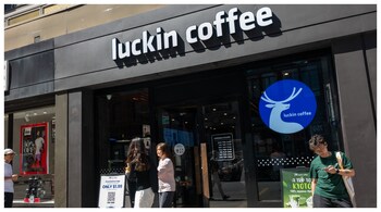 People pass a Luckin Coffee shop in Manhattan. (Courtesy: AFP photo)