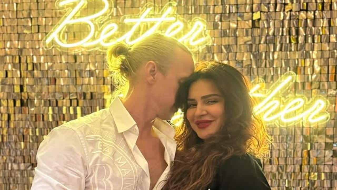Aashka Goradia and husband Brent Goble announce second pregnancy on 8th wedding anniversary: "Another BEACH BABY"