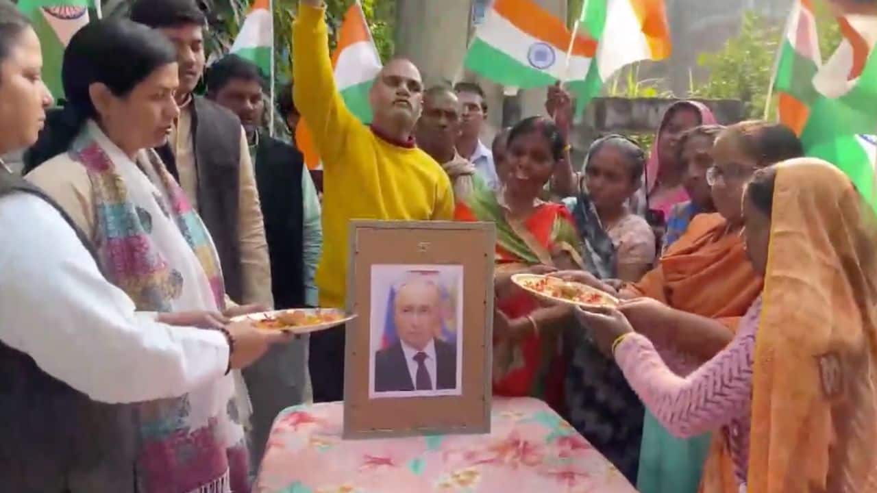 Watch: Varanasi streets echo with chants as locals perform ‘aarti’ for Putin ahead of Delhi summit