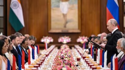 President Droupadi Murmu with Russian President Vladimir Putin during a state banquet at Rashtrapati Bhavan
