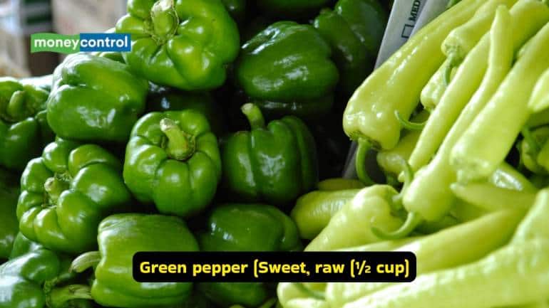 Green pepper (Sweet, raw (½ cup) Green peppers are crisp, lightly sweet, and loaded with Vitamin C. Eating them raw keeps all the nutrients intact. They brighten up any salad or snack and help your body stay strong and healthy.