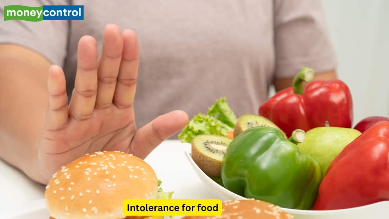 Gastrointestinal and Systemic Features The person also shows features of abdominal distension and an inability to tolerate food. The pain in abdomen is usually acute in onset and follows a heavy meal or a binge of alcohol. Systemic features like fever and weakness are also commonly seen. 